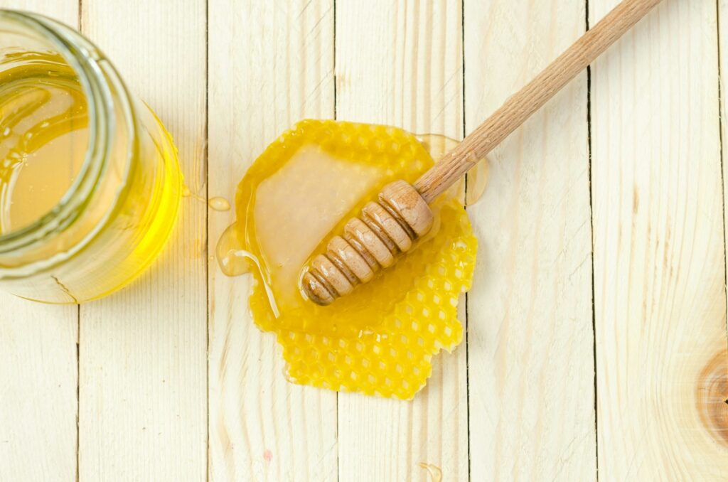 Beneficiile pentru sănătate ale mierii de rapiță hrănită